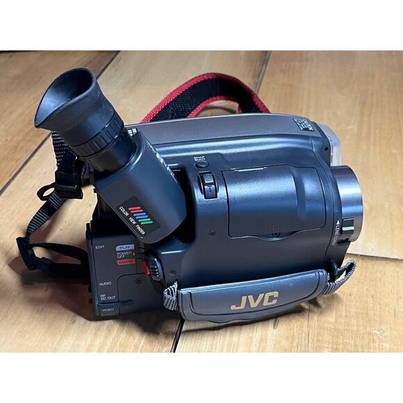 JVC Compact VHS Camcorder GR-AX900 with manual and remote untested. - Picture 6 of 8